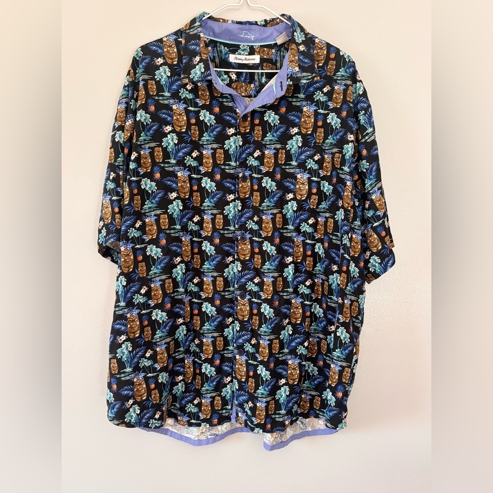Tommy Bahama XXL Button Up Short Sleeve Shirt. Blue, Pineapple, fun print.